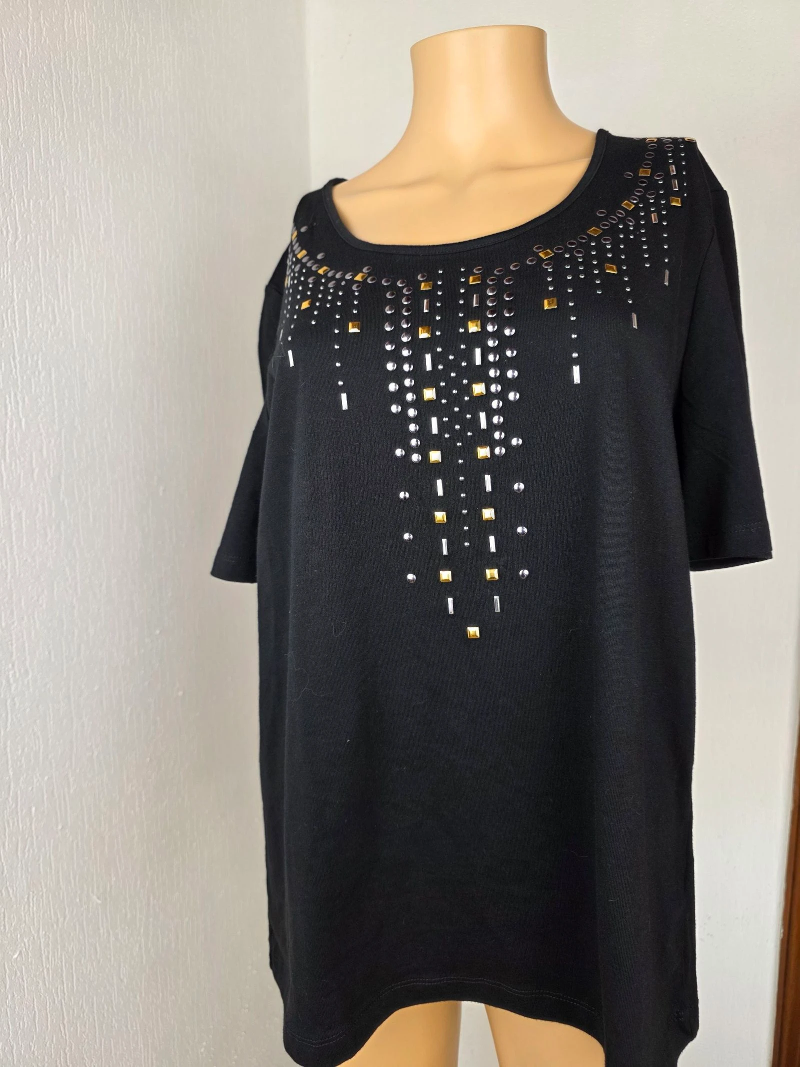 T-shirt noir perlé et clouté Anne Weyburn convient à un 44